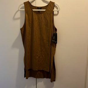 Fashionable XL top. Perfect for summer outings.